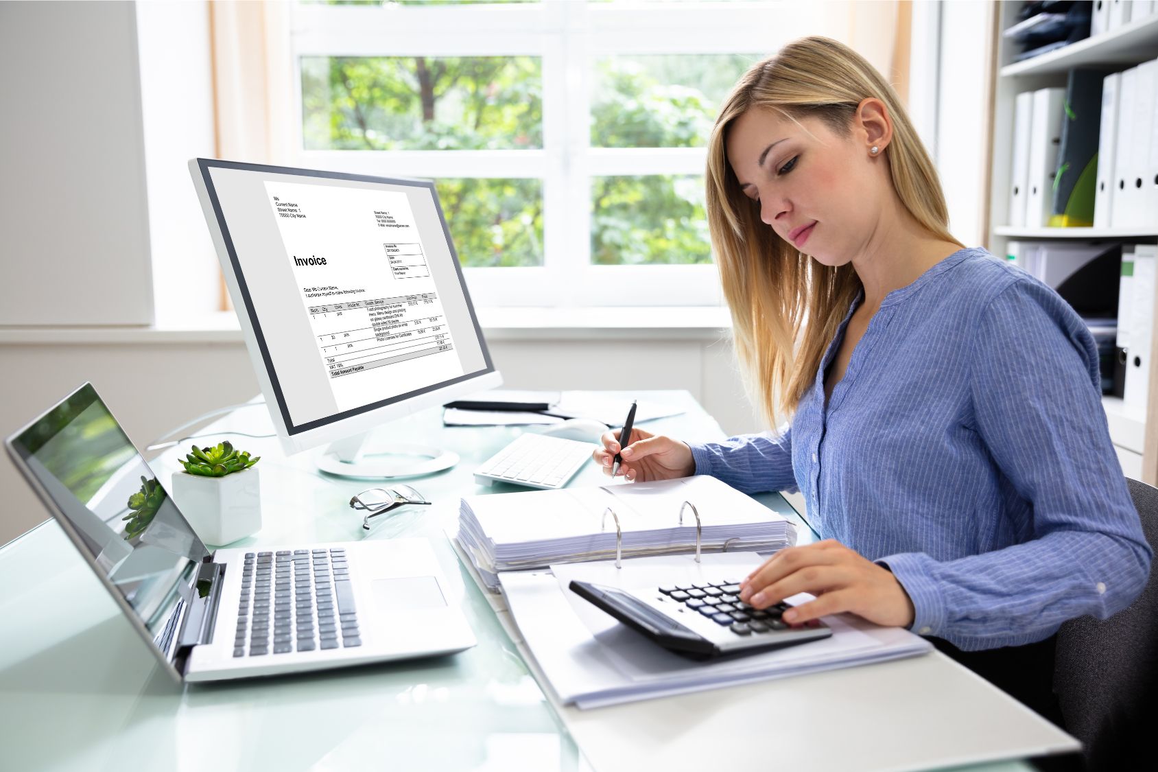 Estudiantes de administración trabajando en equipo